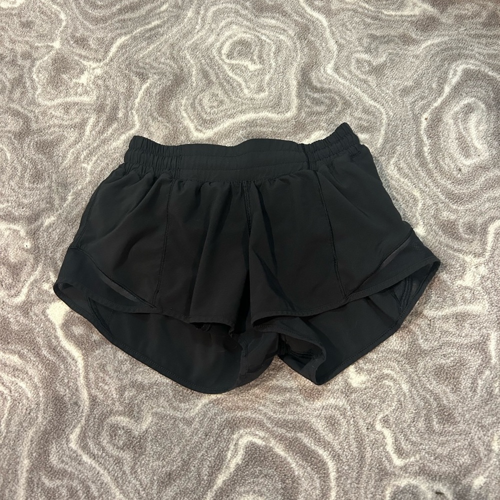 !! Black Lululemon Hotty hot shorts 2.5” size : 2 , great condition !!